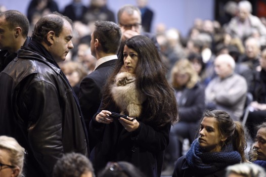 Zineb El Rhazoui (M.) auf der Beerdigung des ermordeten Stephane "Charb" Charbonnier im Januar 2015    (Photo credit should read MARTIN BUREAU/AFP/Getty Images)