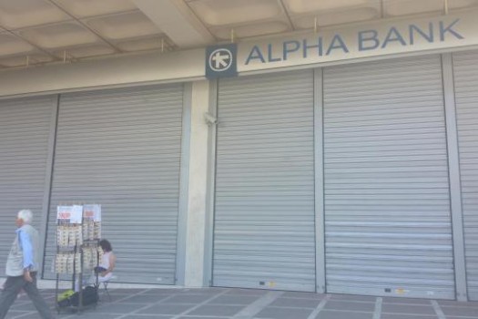 Geschlossene Alpha Bank im Zentrum Athens. Davor verkauft eine Frau Lotterielose (Foto: J. Friese)