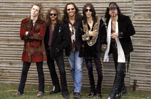 UNITED KINGDOM - JANUARY 01:  Photo of Chris ROBINSON and BLACK CROWES and Rich ROBINSON and Steve GORMAN; L-R. Rich Robinson, Jeff Cease (?), Steve Gorman, Chris Robinson, Johnny Colt (?)  (Photo by Mick Hutson/Redferns)