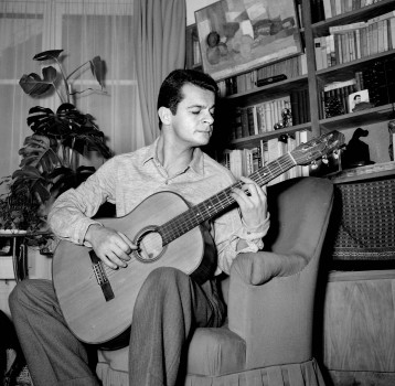 UNSPECIFIED - CIRCA 1955: Serge Reggiani, composer-songwriter, French actor and singer of Italian origin. (Photo by Gaston Paris/Roger Viollet/Getty Images)