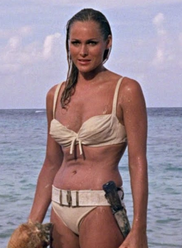 Honey Ryder (Ursula Andress) 