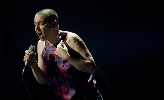 Sinéad O’Connor bei einem Konzert in Brüssel, April 2012