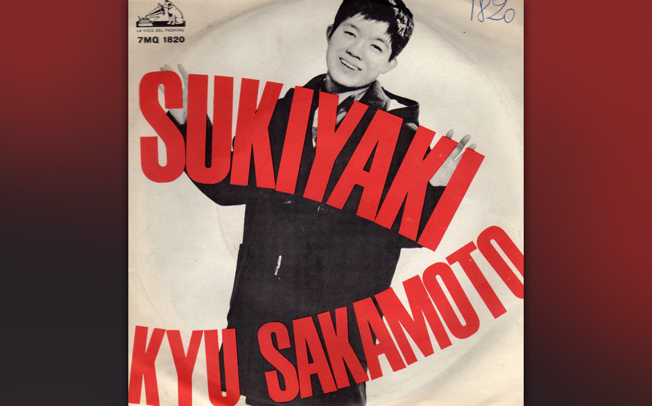 „Sukiyaki“ von Kyu Sakamoto ist ein japanischer Song und hat sich weltweit 13 Millionen Mal verkauft und ist damit auf Augenhöhe mit „Da Da Da“.