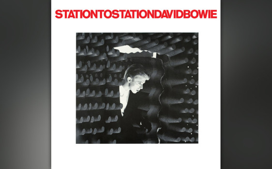 Station To Station: David Bowie, 1976. Auf dem Kraut-Disco-Titeltrack ruft sich Bowie zum Thin White Duke aus. „Station to Station“ wurde in Los Angeles während eines anhaltenden Kokainsturms aufgenommen. „TVC 15“ ist New-Orleans-R&B als Roboter-Funk, „Golden Years“ ist James Brown aus dem Weltall – und das alles getragen von Bowies erstaunlichem Falsett.