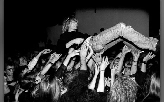 Im Oktober ’91, als die Band in Nordamerika tourte, lief „Smells Like Teen Spirit“ auf MTV praktisch ununterbrochen. Club-Gigs wurden zu ausverkauften Triumphzügen, die Albumverkäufe schossen in die Höhe. Im Januar ’92 stand „Nevermind“ auf Platz eins der Album-Charts. Doch die locker-poppige Bösartigkeit und schweißgetränkten visuellen Details des „Teen Spirit“-Videos warben auch höchst effektiv für etwas viel Größeres: die Erfindung des Punk-Metal und die Indie-Ideale einer neuen Generation von Seattle-Bands. Mit Nirvana als Speerspitze stürmten Soundgarden, Pearl Jam, Alice in Chains, Screaming Trees und Mudhoney die Radio-Playlists und Album-Charts und wurden der Pop-Mainstream der nächsten fünf Jahre. „Eine zufällige Ansammlung von Außenseitern, die sich gegenseitig keinen großen Druck machten“, beschreibt Mudhoney-Sänger Mark Arm die glorreiche Zeit, bevor die Talentscouts wie Heuschrecken über die Stadt herfielen und nach „Grunge-Bands“ Ausschau hielten. „Es gab einen Kern von vielleicht 50 Leuten, die man bei fast jedem Konzert sah“, ergänzt Mudhoneys Drummer Dan Peters. Viel Geld war damals nicht zu holen ...