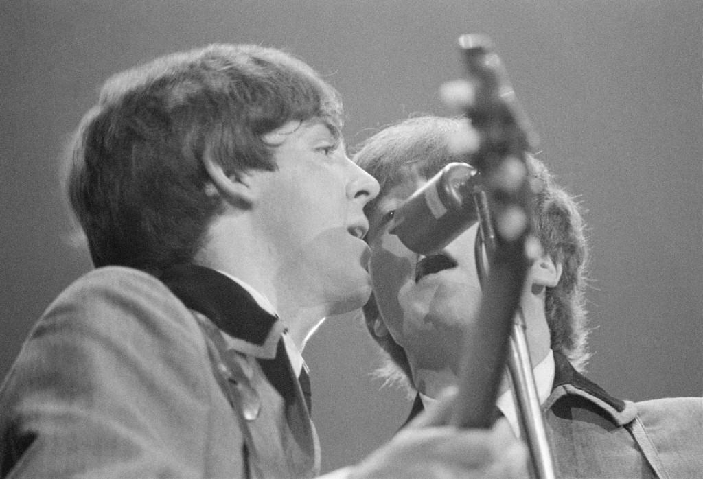 Yesterday маккартни. Джон Леннон 1964. Джон Леннон yesterday. John Lennon 60s. Paul MCCARTNEY and John Lennon first Concert.