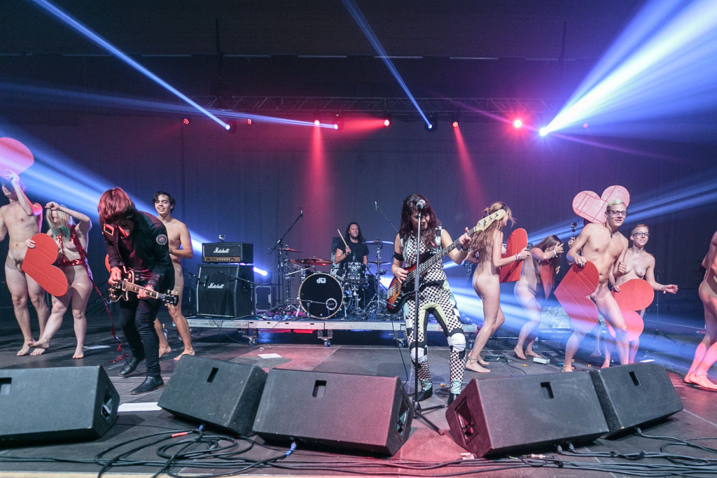 Nakedheart Beim Frequency Festival Nackte Fans Stehen Mit The Last Internationale Auf Der Bühne 1927