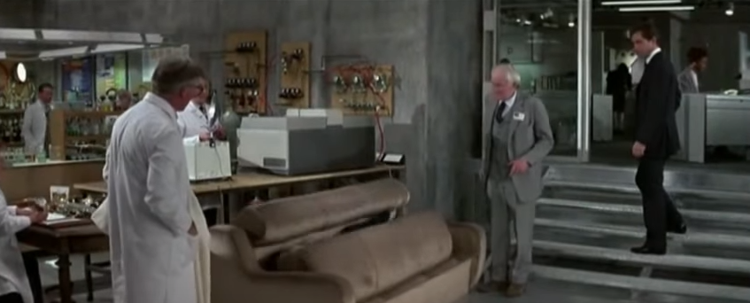 Sogar ein Sofa kann zur Waffe werden – und nimmt in „Der Hauch des Todes“ von 1987 die Gegner von 007 gefangen, wenn sie sich drauf setzen.