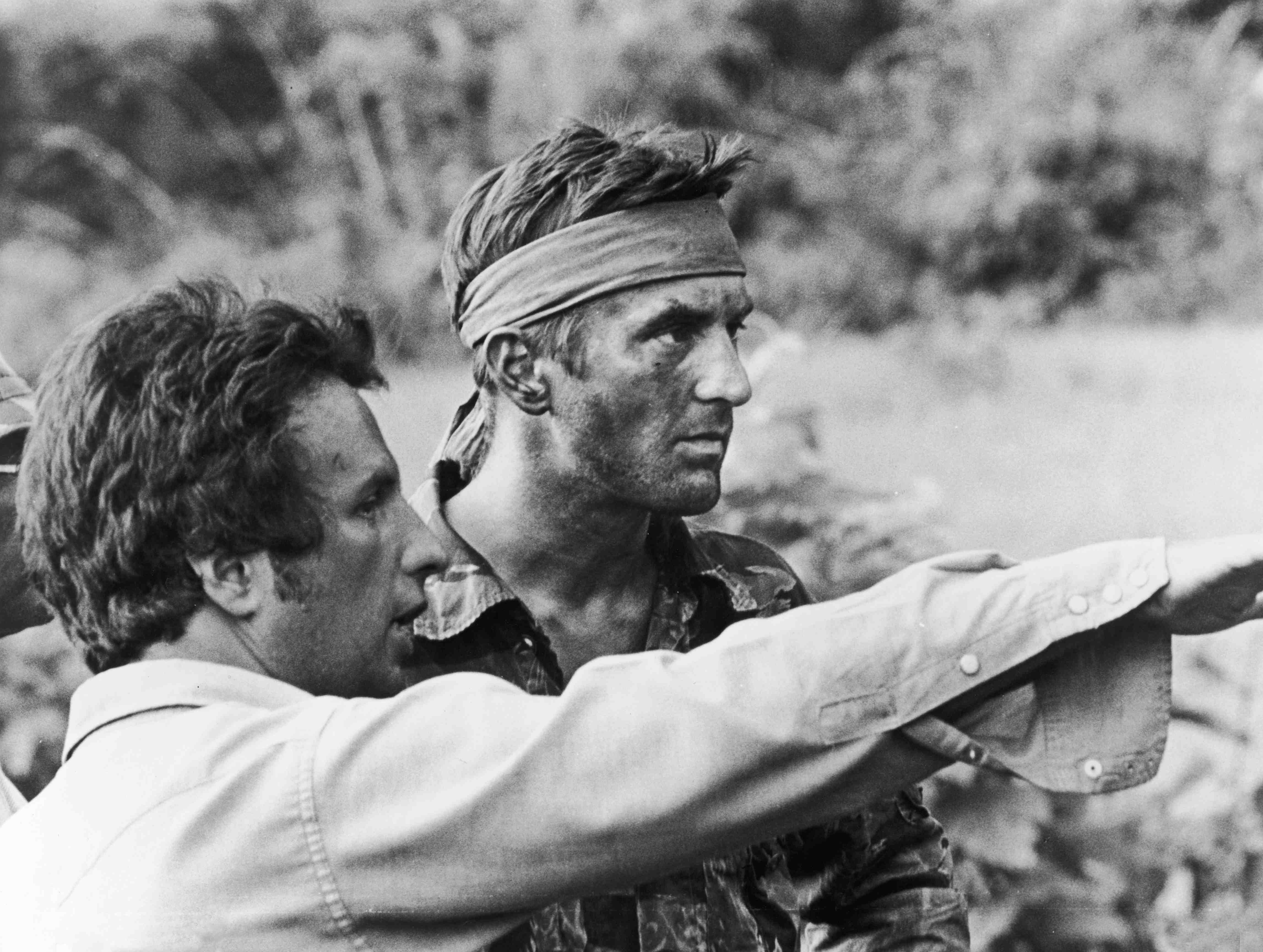 Michael Cimino mit Schauspieler Robert De Niro am Set von „The Deer Hunter“