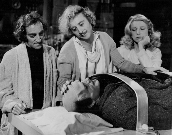 Gene Wilder, Peter Boyle, Marty Feldman und Teri Garr mit dem Monster aus „Frankenstein Junior“