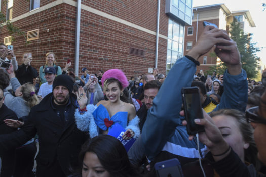 Wenn Miley Cyrus in die Uni geht, sieht das ein bisschen anders aus als bei anderen Studenten 