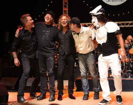 Neil Young (2.v.l.) mit James Hetfield, Lars Ulrich, Kirk Hammett und Robert Trujillo (v.l.) (samt Geburtstagstorte im Gesicht!) von Metallica