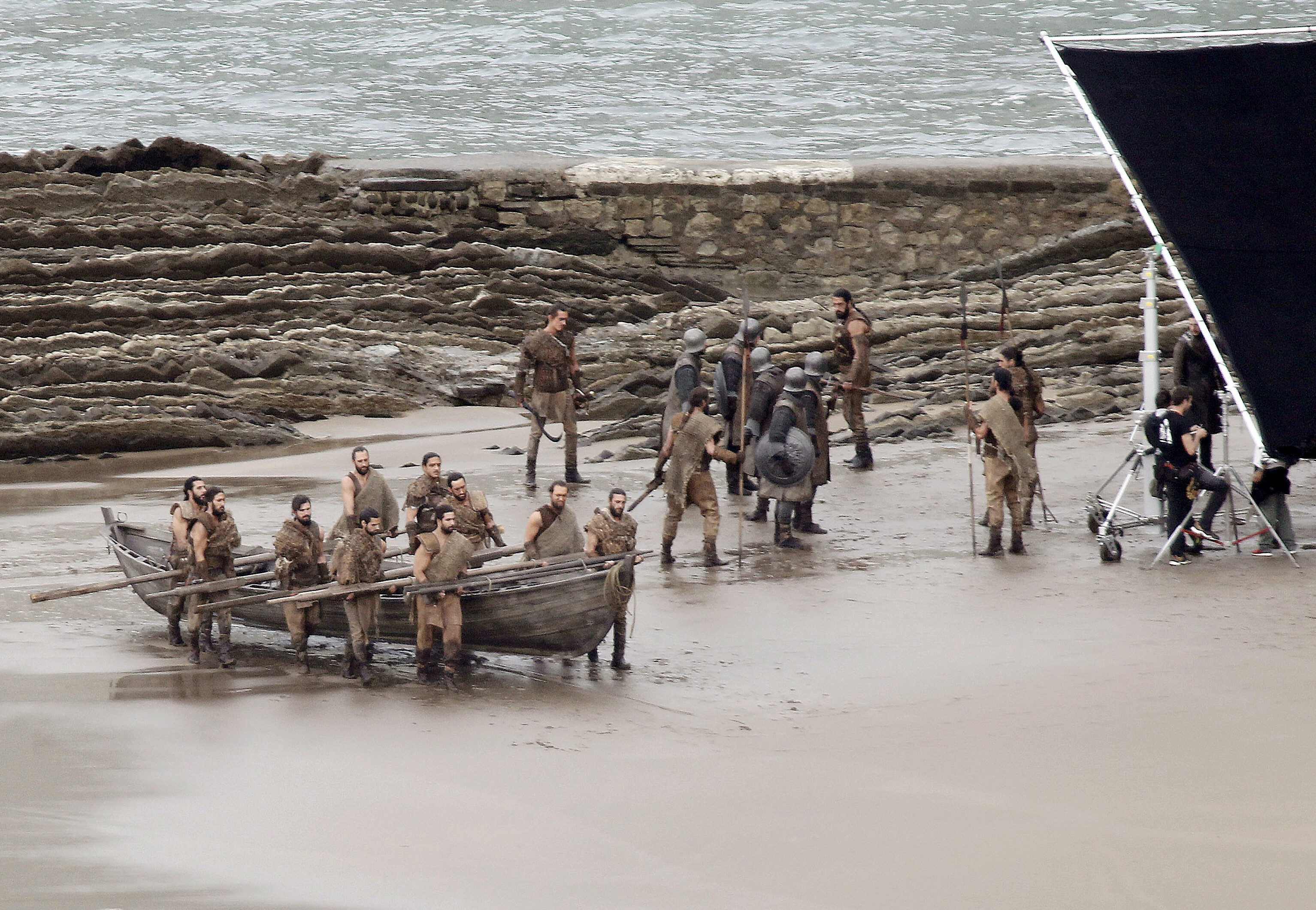 Boote werden an Land geschoben - kommt Daenerys gerade mit ihrer Armada in Westeros an