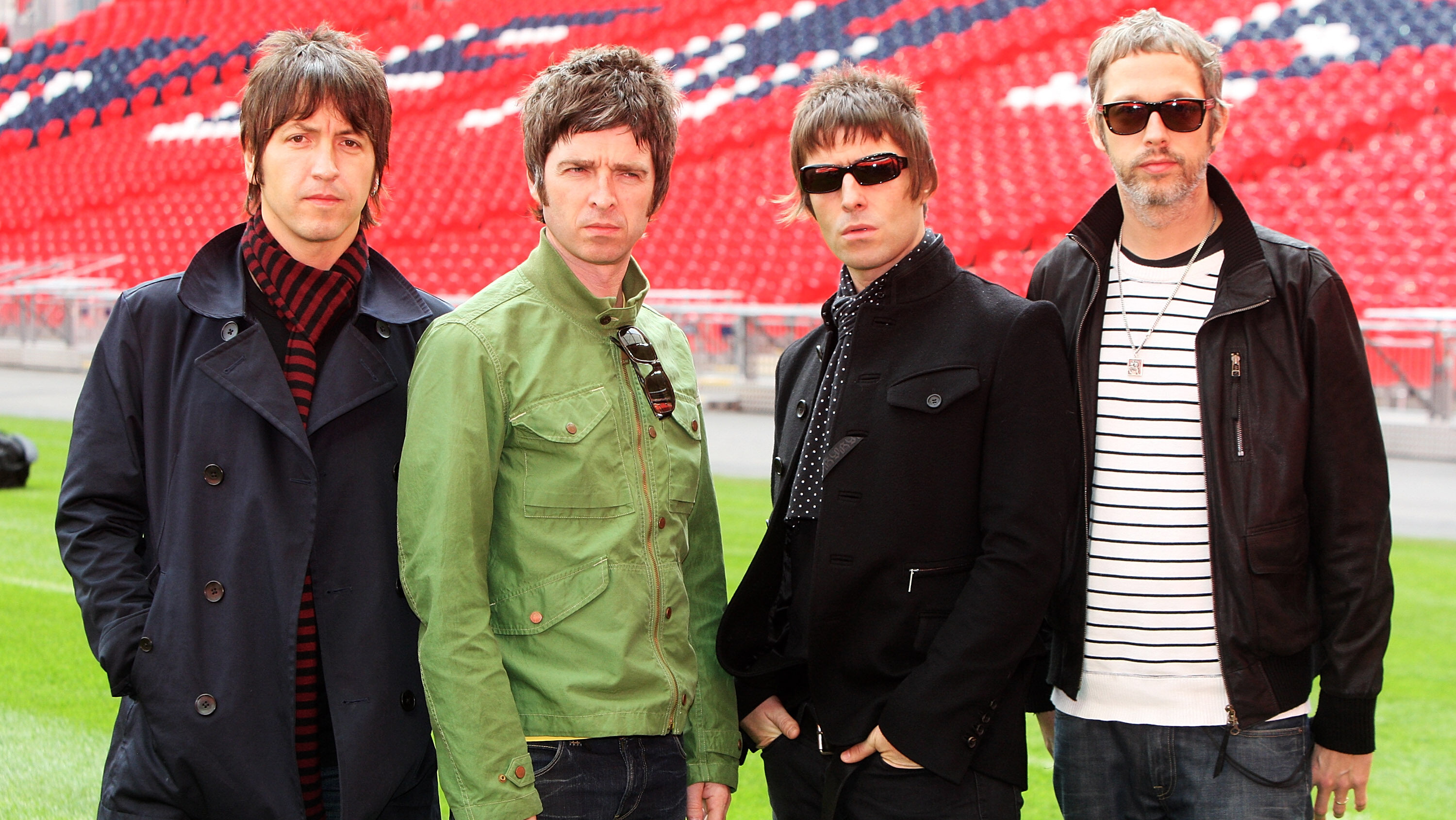 Gem Archer, Noel Gallagher, Liam Gallagher und Chris Sharrock im Wembley Stadium in London im Jahr 2008