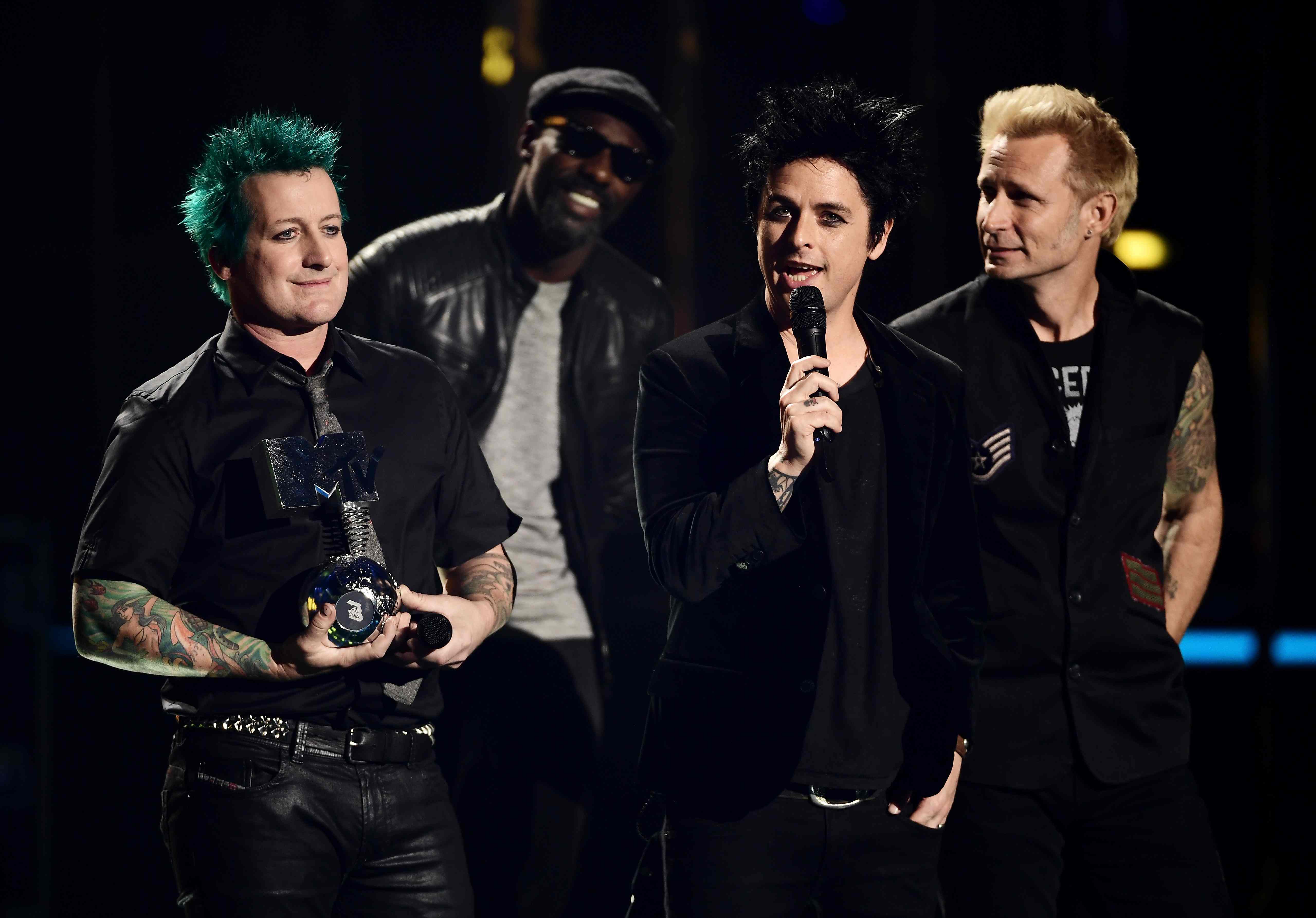 Tre Cool, Billie Joe Armstrong und Mike Dirnt von Green Day nehmen ihren Global Icon Award in Empfang