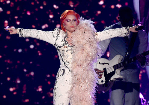 Lady Gaga spielte bei der diesjährigen Grammy-Verleihung eine Hommage für David Bowie