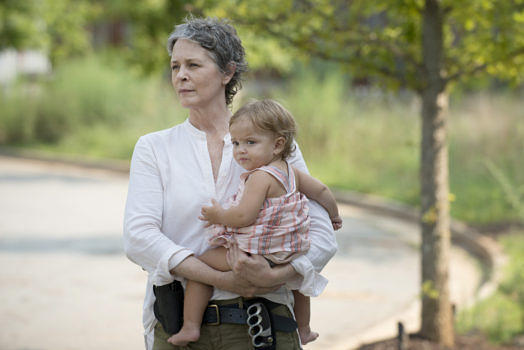 carol-holds-baby-judith-in-the-walking-dead-season-6-episode-7