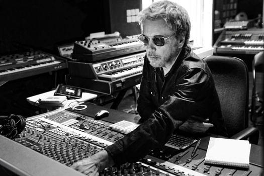 jean-michel-jarre-o3-02-studio-photocredit-louis-hallonet-px900