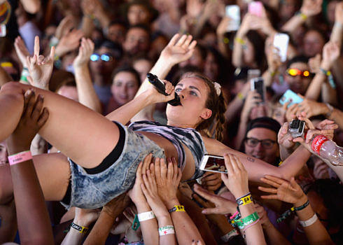 Die Sängerin MØ beim Crowdsurfen