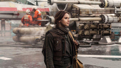 Jyn Erso (Felicity Jones) vor einem X-Wing