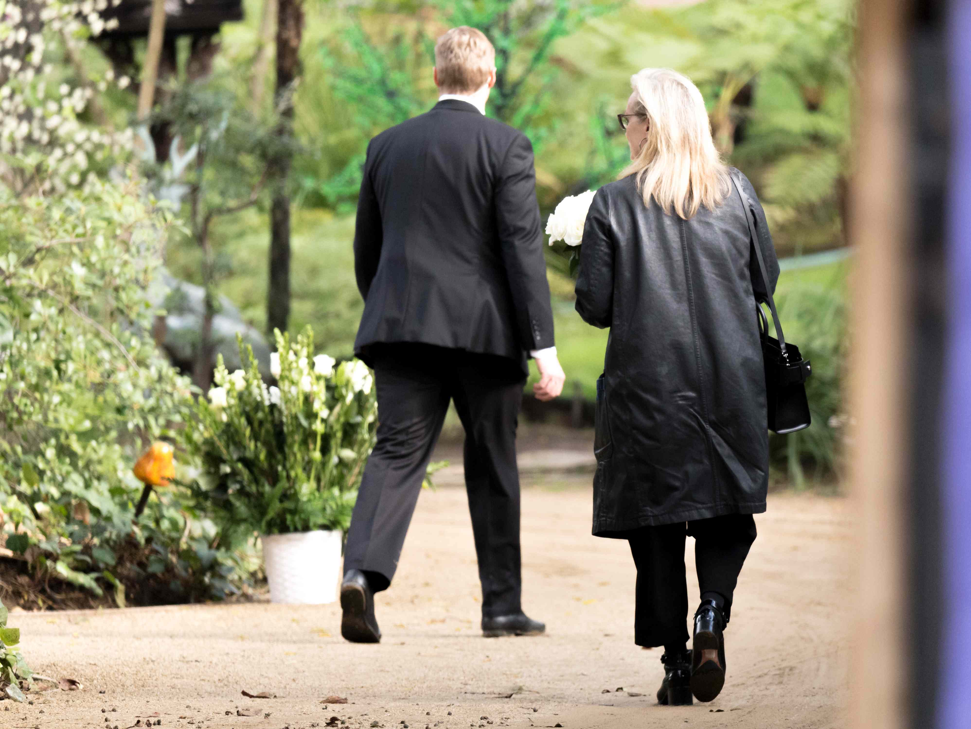 Meryl Streep mit weißen Blumen auf dem Weg zur Trauerfeier von Carrie Fisher und Debbie Reynolds