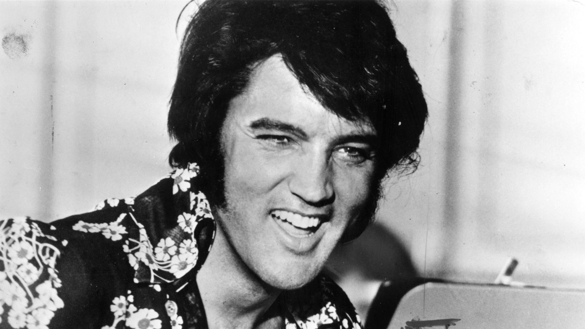 Ein lachender Elvis Presley im Jahr 1975