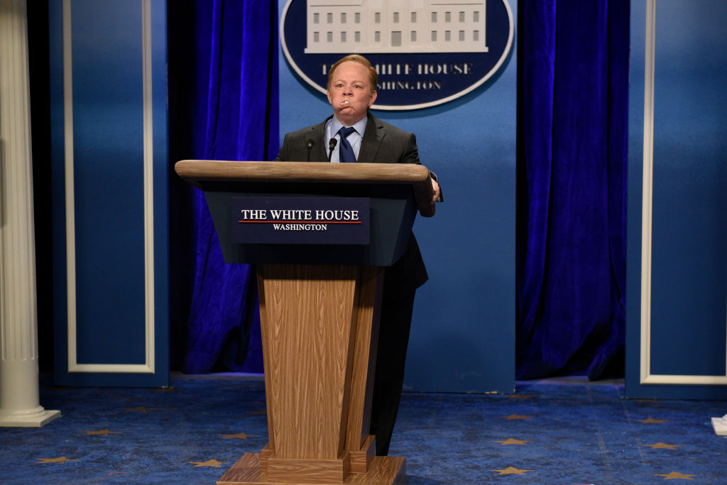 Die Schauspielerin Melissa McCarthy parodiert Sean Spicer, den Pressesprecher des Weißen Hauses, in der Comedy-Show „Saturday Night Live“ – aggressiv und schrill schreiend.