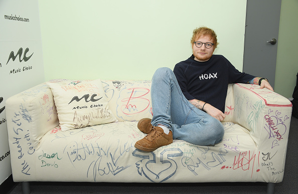 Sänger Ed Sheeran könnte sich vorstellen, dass ein Tattoo von Elton Johns Gesicht seinen Hintern verziert. So entstand die Idee.