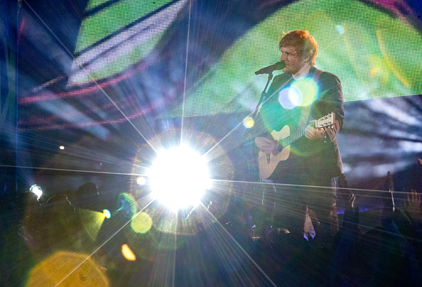 Der britische Pop-Star Ed Sheeran hat beim Musik-Streaming-Anbieter Spotify einen Rekord gebrochen. Sein Album „Divide“ wurde am ersten Tag knapp 57 Millionen Mal angehört.