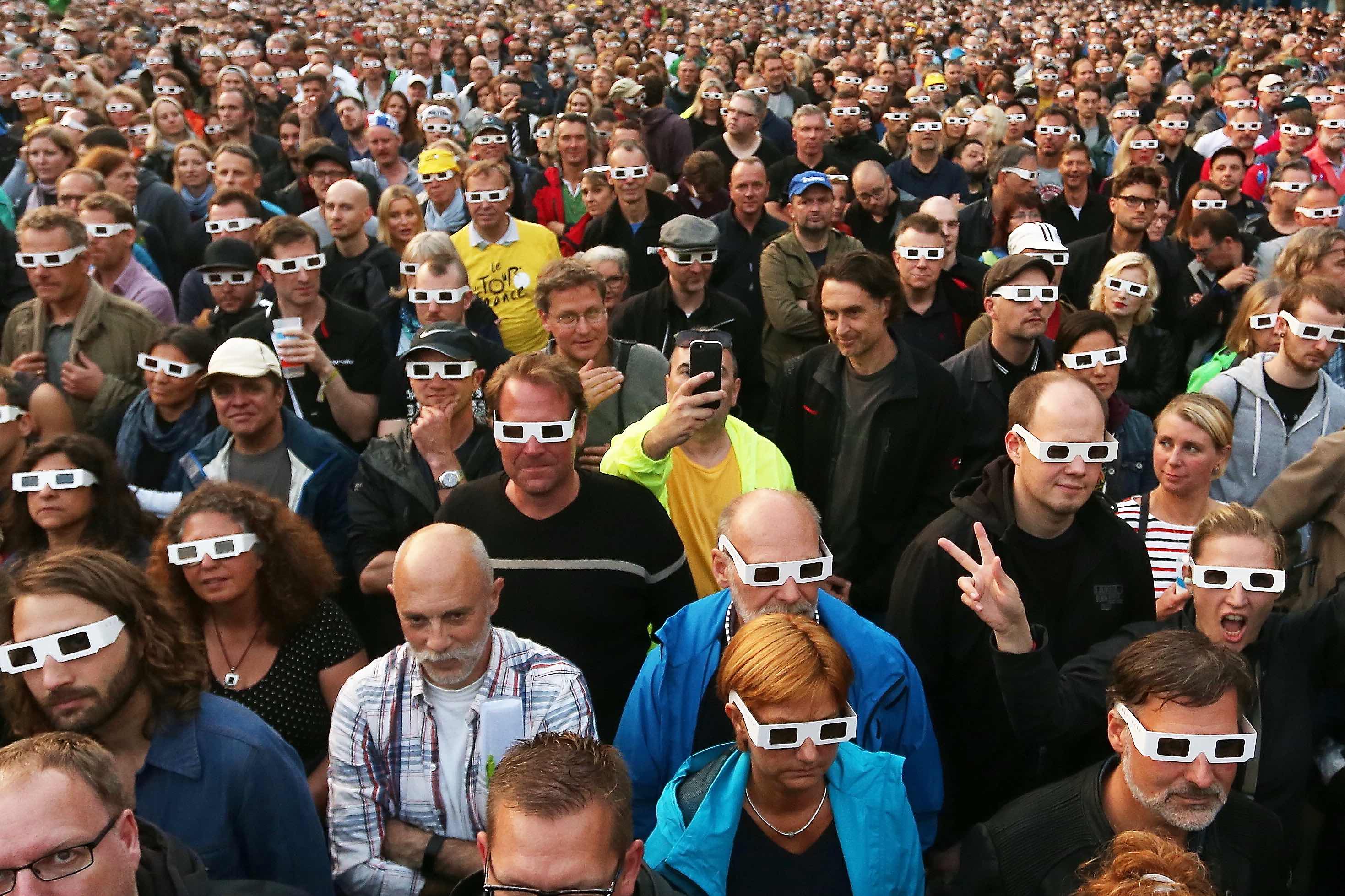 Zuschauer sehen sich zum Start der Tour de France in Düsseldorf den Auftritt von Kraftwerk an