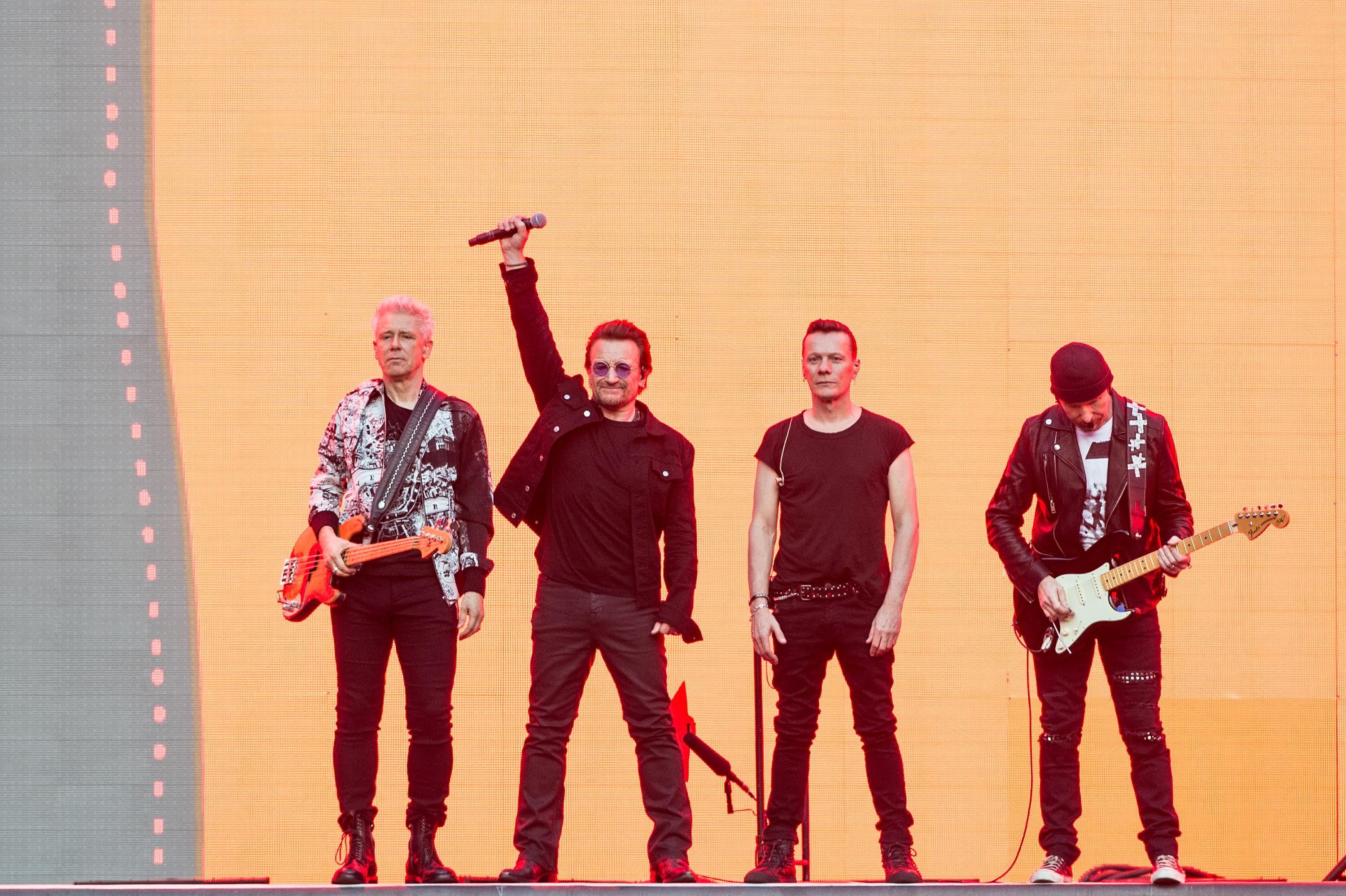 Adam Clayton (L) , Bono, Larry Mullen Jr. und The Edge von U2