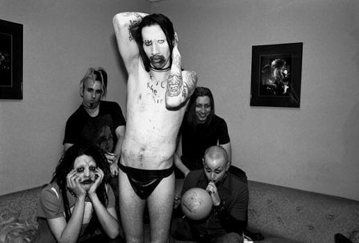 Marilyn Manson im Jahr 1995. Gründungsmitglied und Gitarrist Scott Putesky (hinten rechts) ist im Alter von 49 Jahren verstorben.