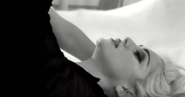 Szene aus dem Clip zu Madonnas Song „Justify My Love“