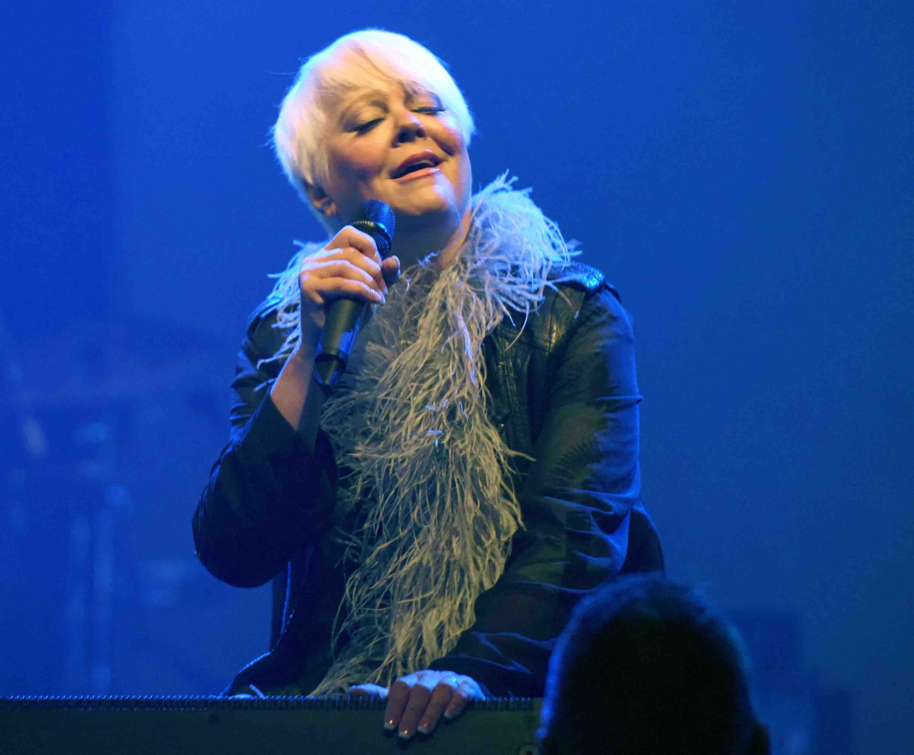 B52’s-Sängerin Cindy Wilson Jetzt Solo Und In Deutschland