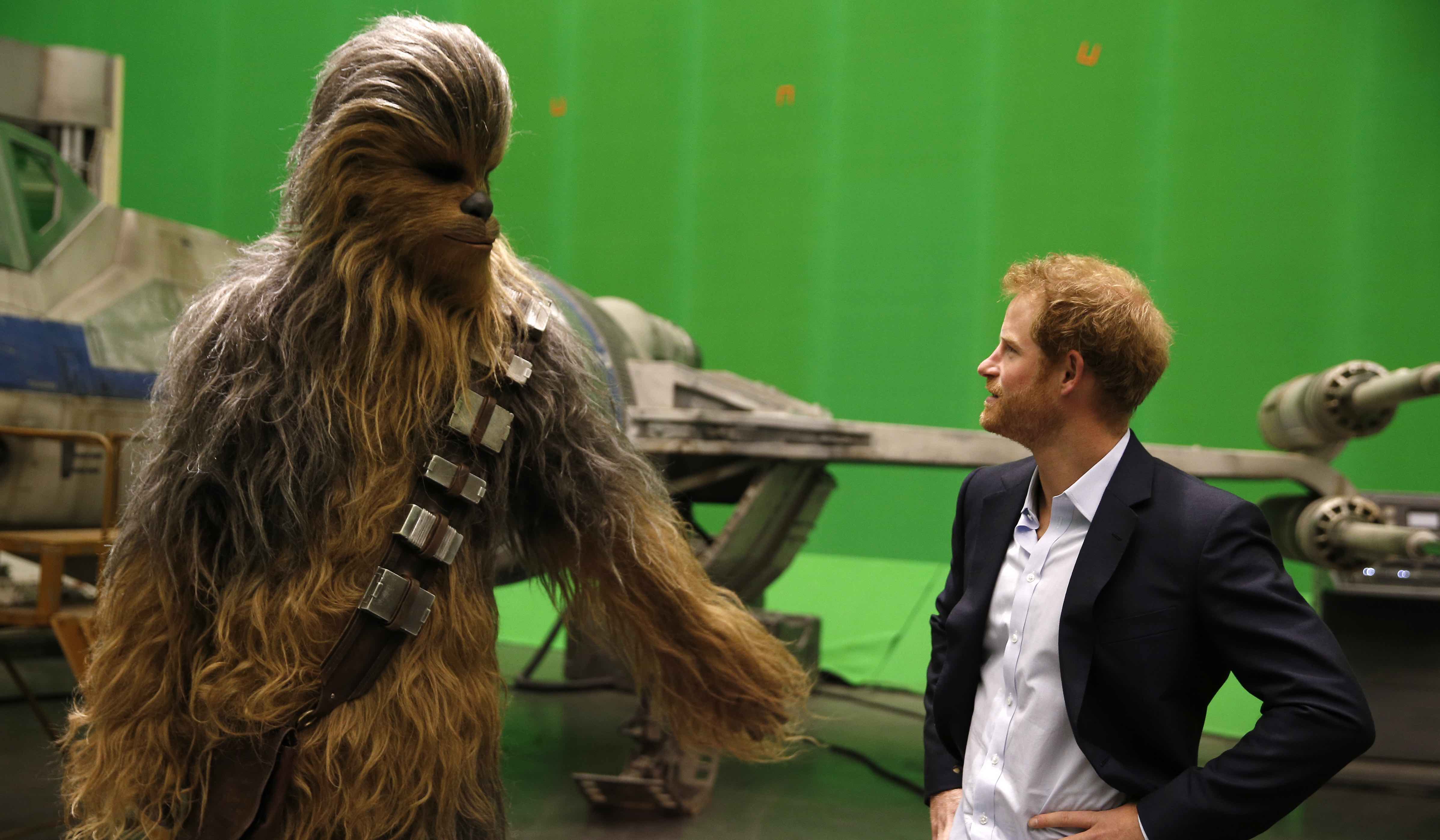 Prinz Harry lernt Chewbacca kennen