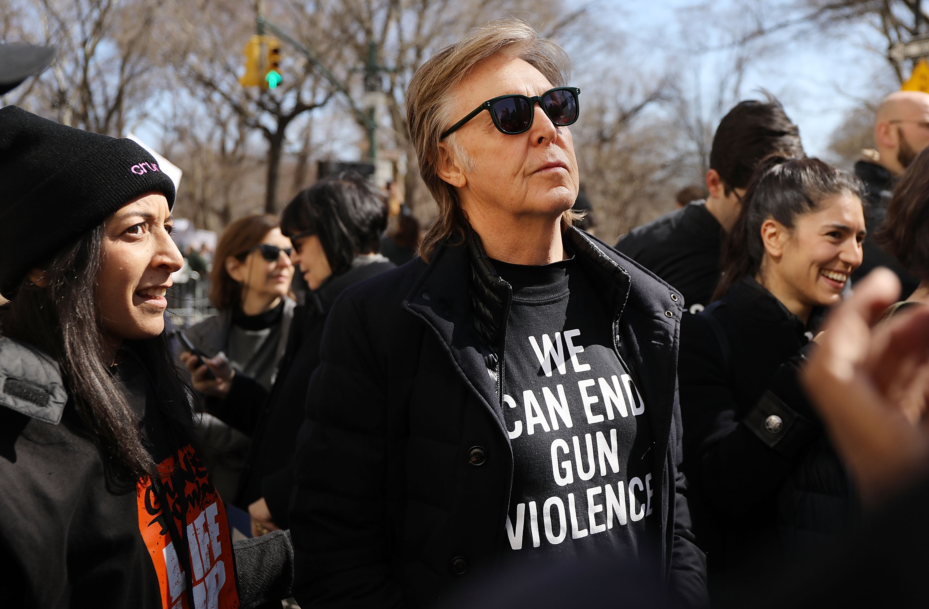 Paul McCartney zeigt Flagge und Shirt