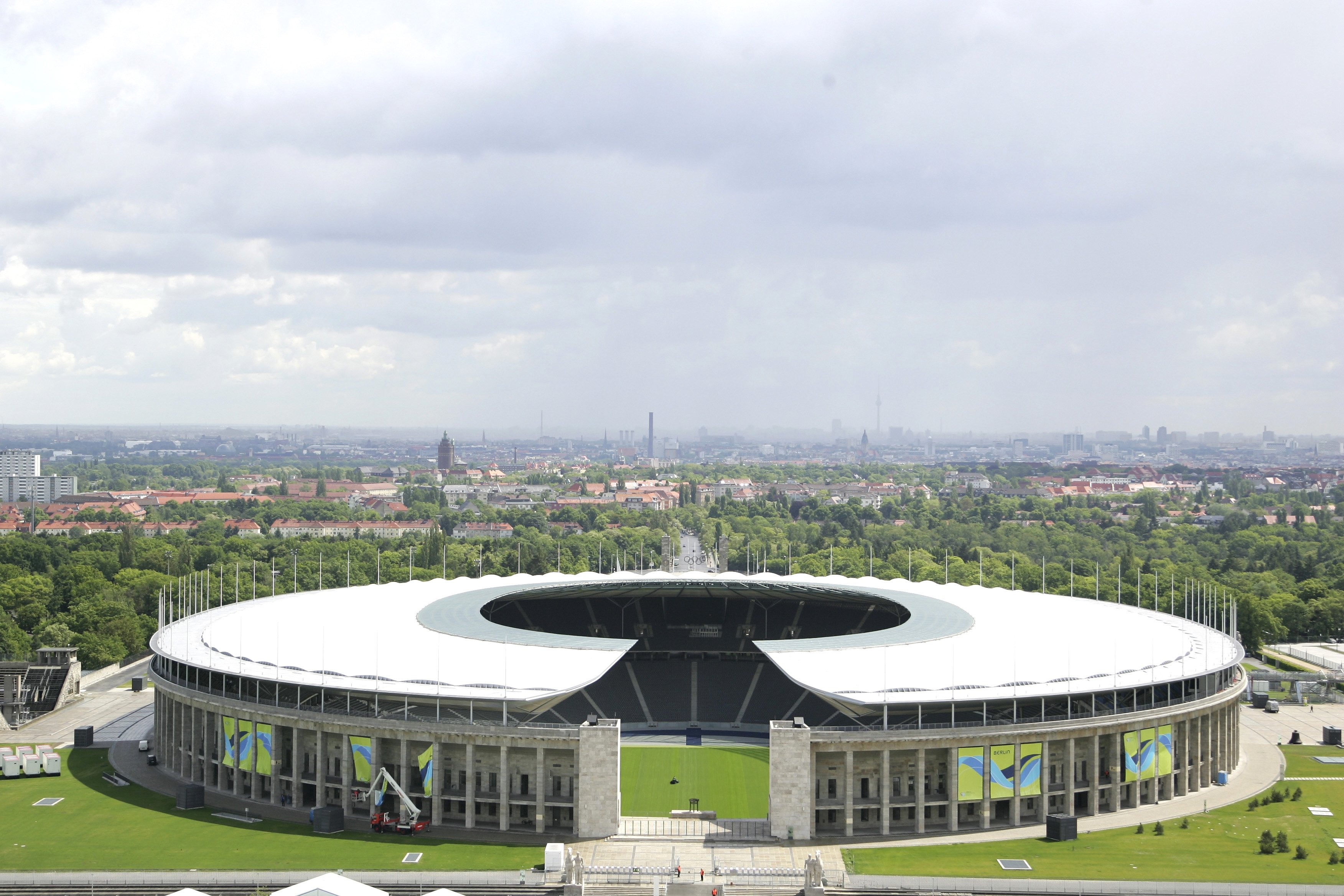 Blick auf das Olympiastadion in Berlin aus der Vogelperspektive