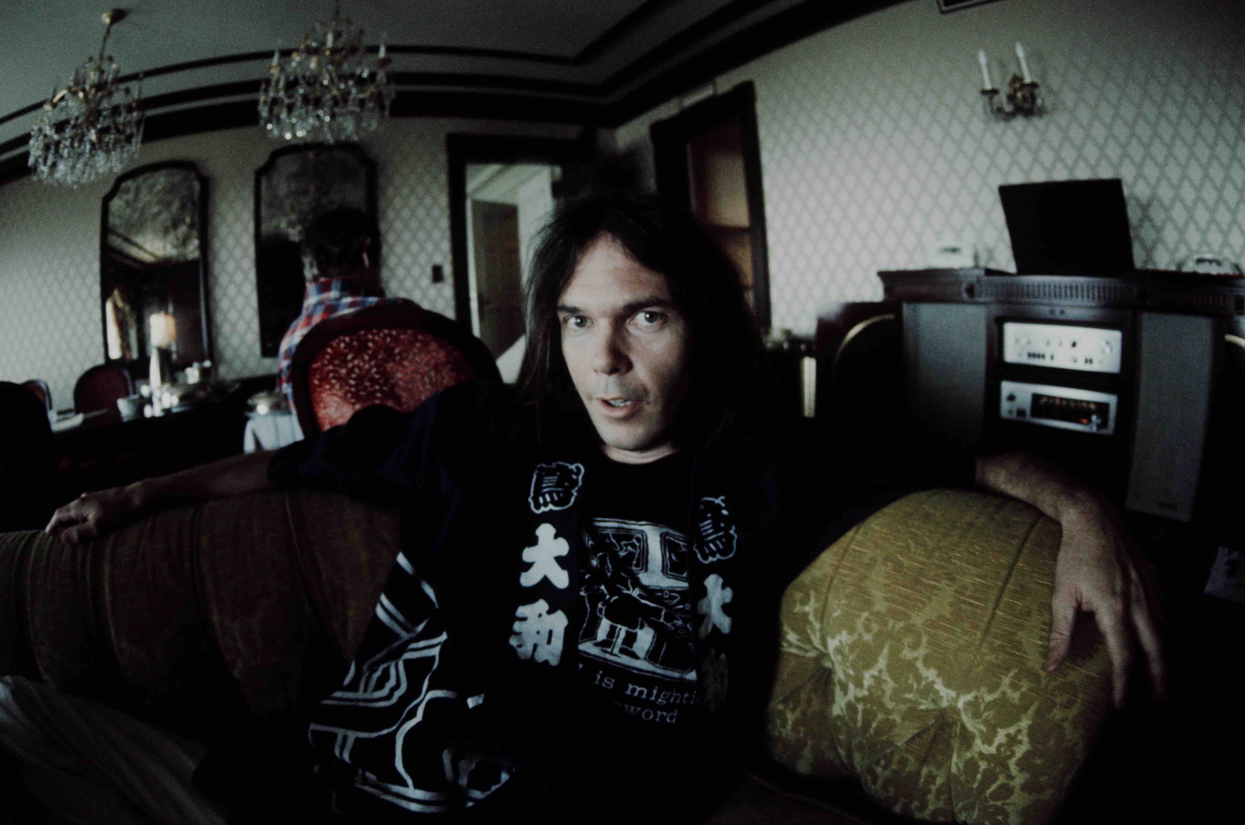 Neil Young entspannt sich in einem Hotel in Tokio, 1976