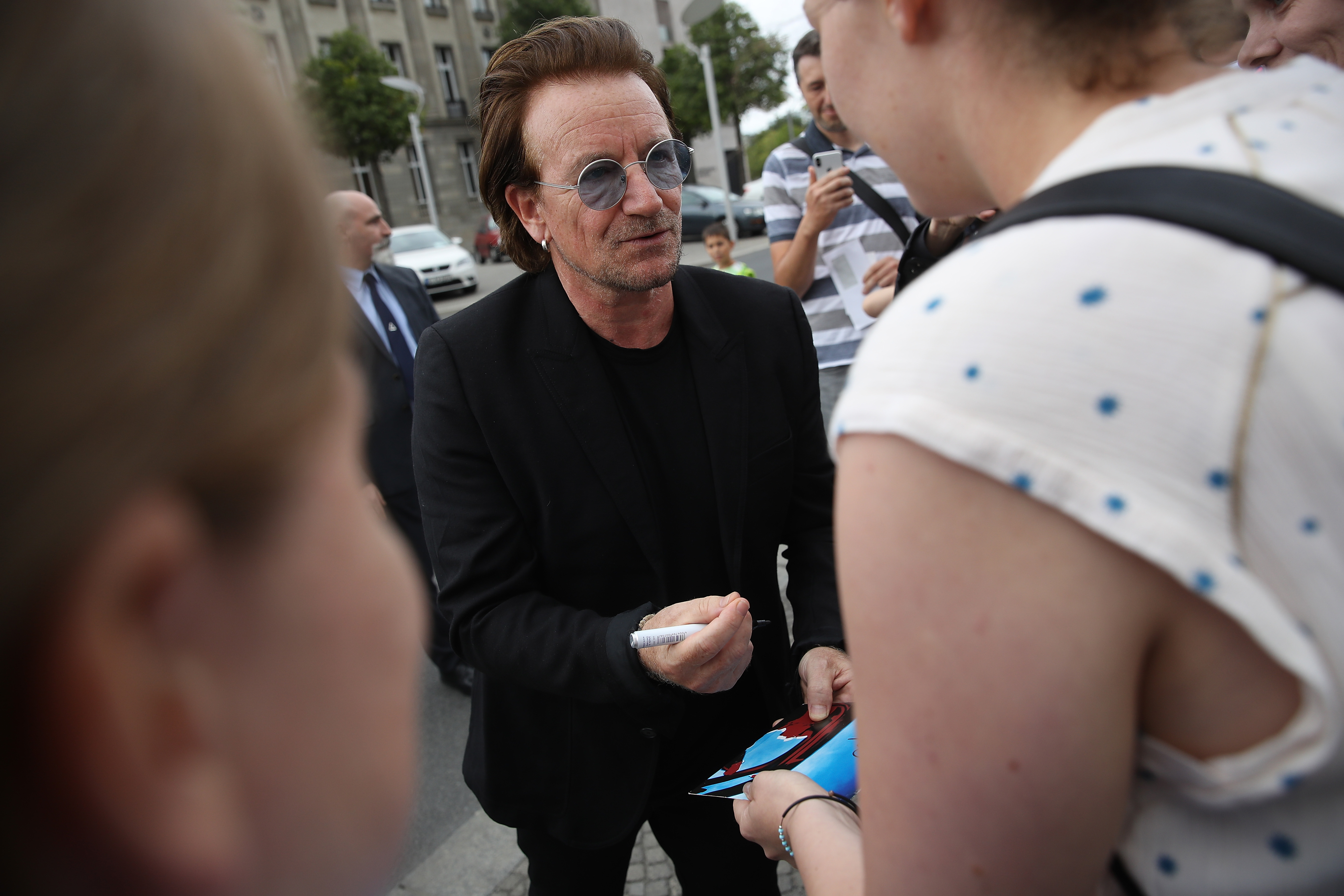 Bono gibt Autogramme vor dem Kanzleramt