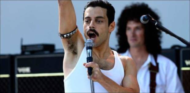 Mit größtmöglicher Authentizität inszeniert - bis zum Kunsthaar unter den Achseln: „Bohemian Rhapsody“