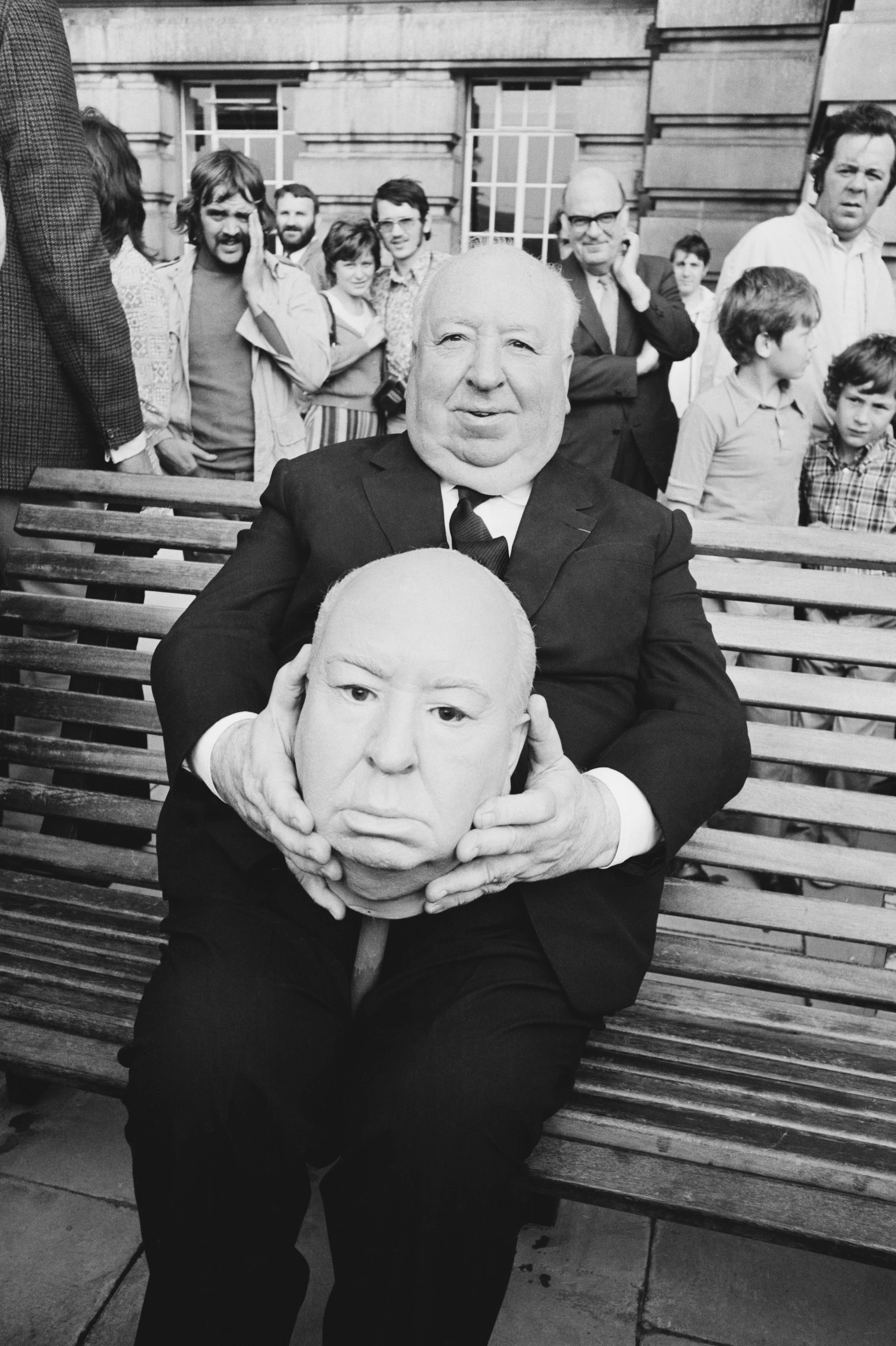 Alfred Hitchcock mit einem nachgebauten Hitch-Kopf