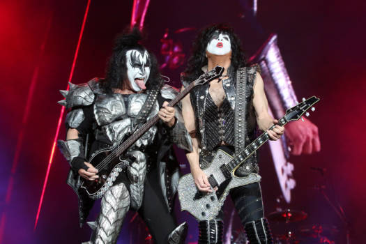 Gene Simmons (rechts) und Paul Stanley von KISS. Die Band wird auch dem Boot stilecht kostümiert und geschminkt sein.