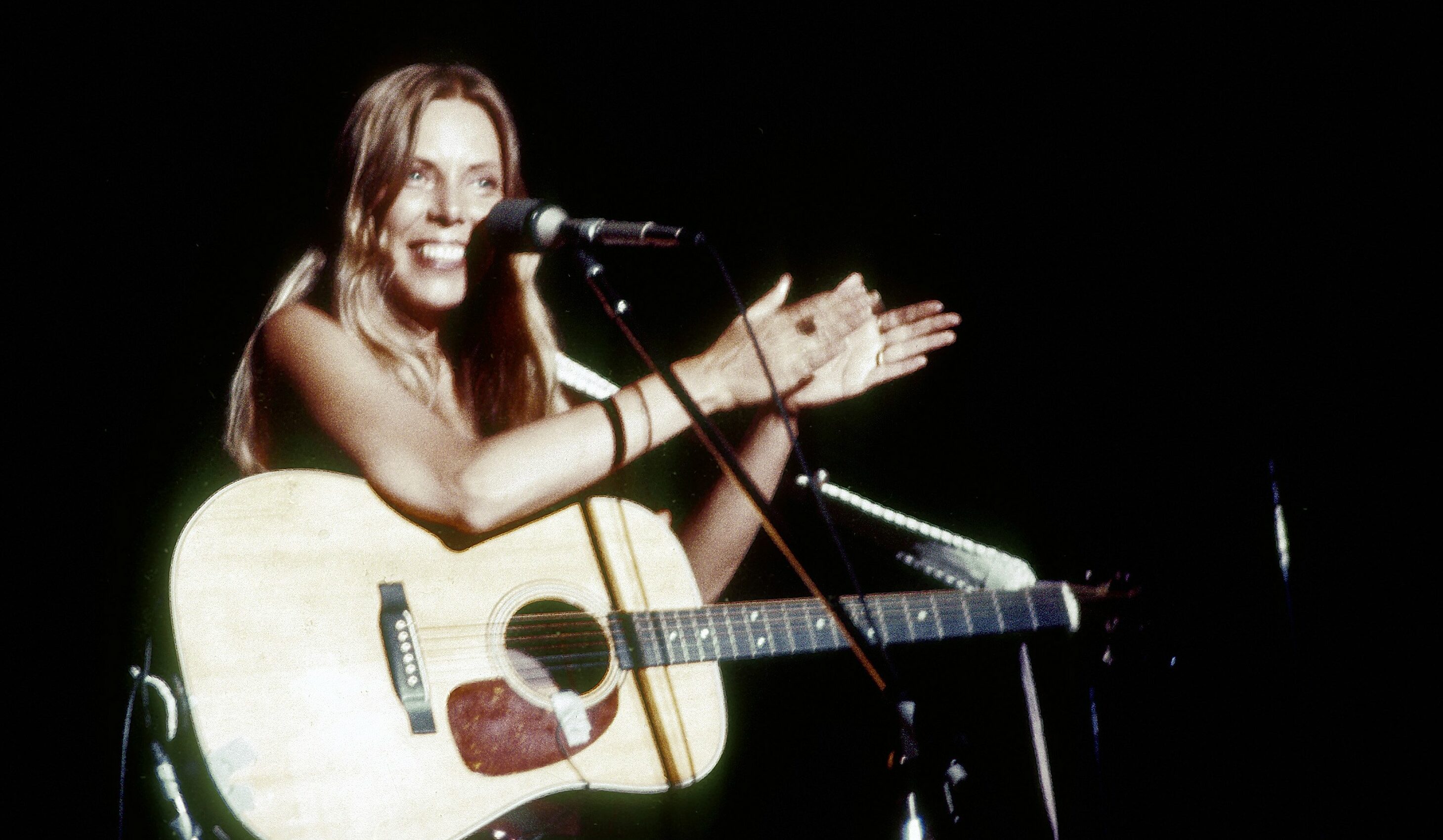 Joni Mitchell bei einem Konzert 1974