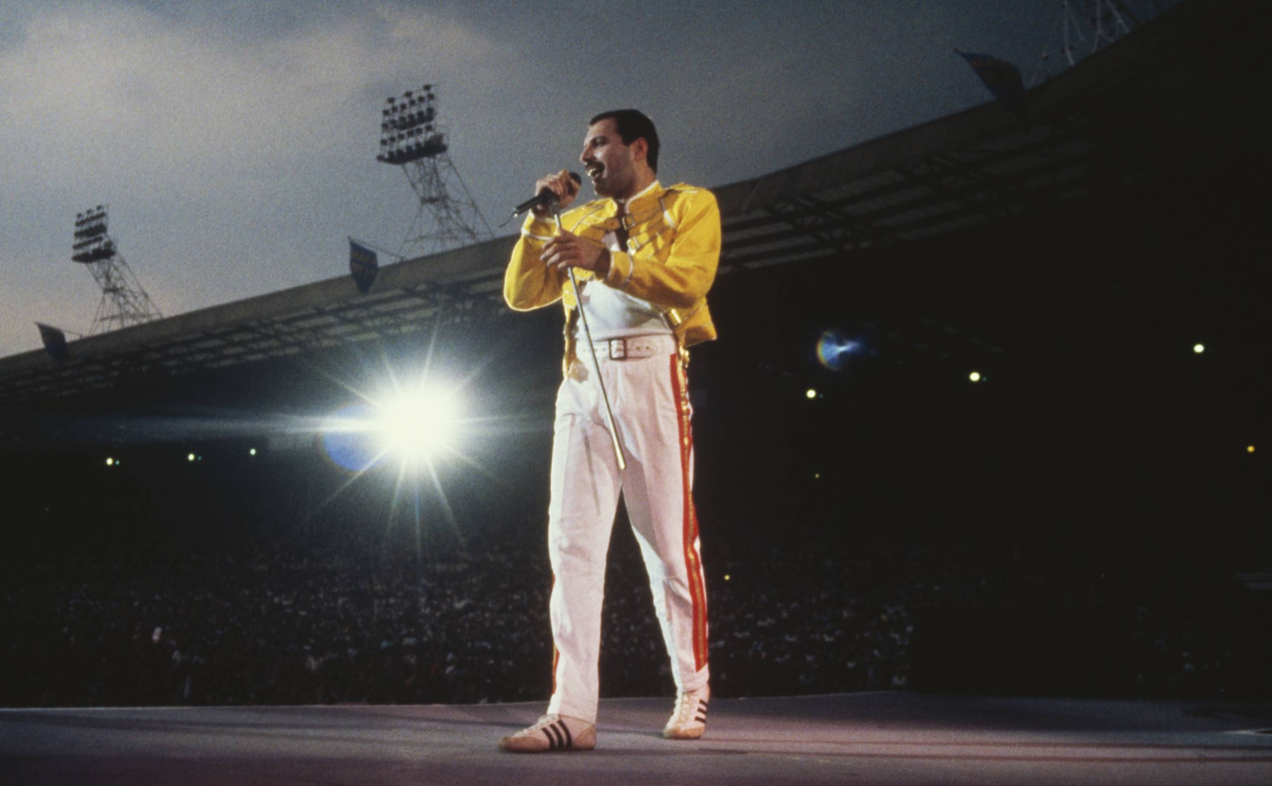 Фредди стадион уэмбли. Фредди Меркьюри Wembley 1986. Queen Уэмбли 1986. Фредди Меркьюри стадион Уэмбли 1986. Фредди Меркьюри на стадионе Уэмбли.