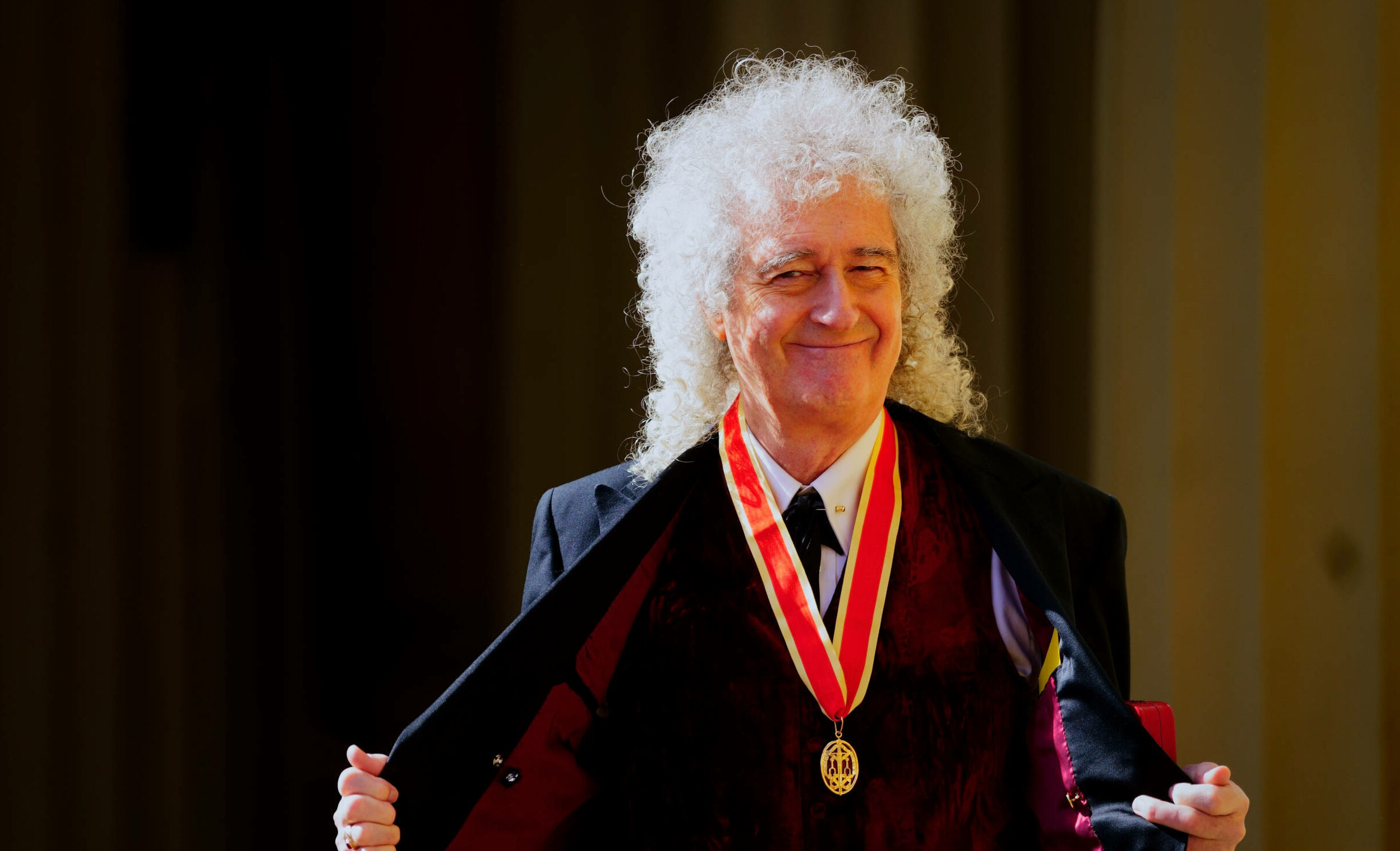 Sir Brian May nach seiner Ernennung zum Knight Bachelor für seine Verdienste um die Musik und die Wohltätigkeit durch König Charles III. während einer Einführungszeremonie im Buckingham Palace am 14. März 2023 in London, England