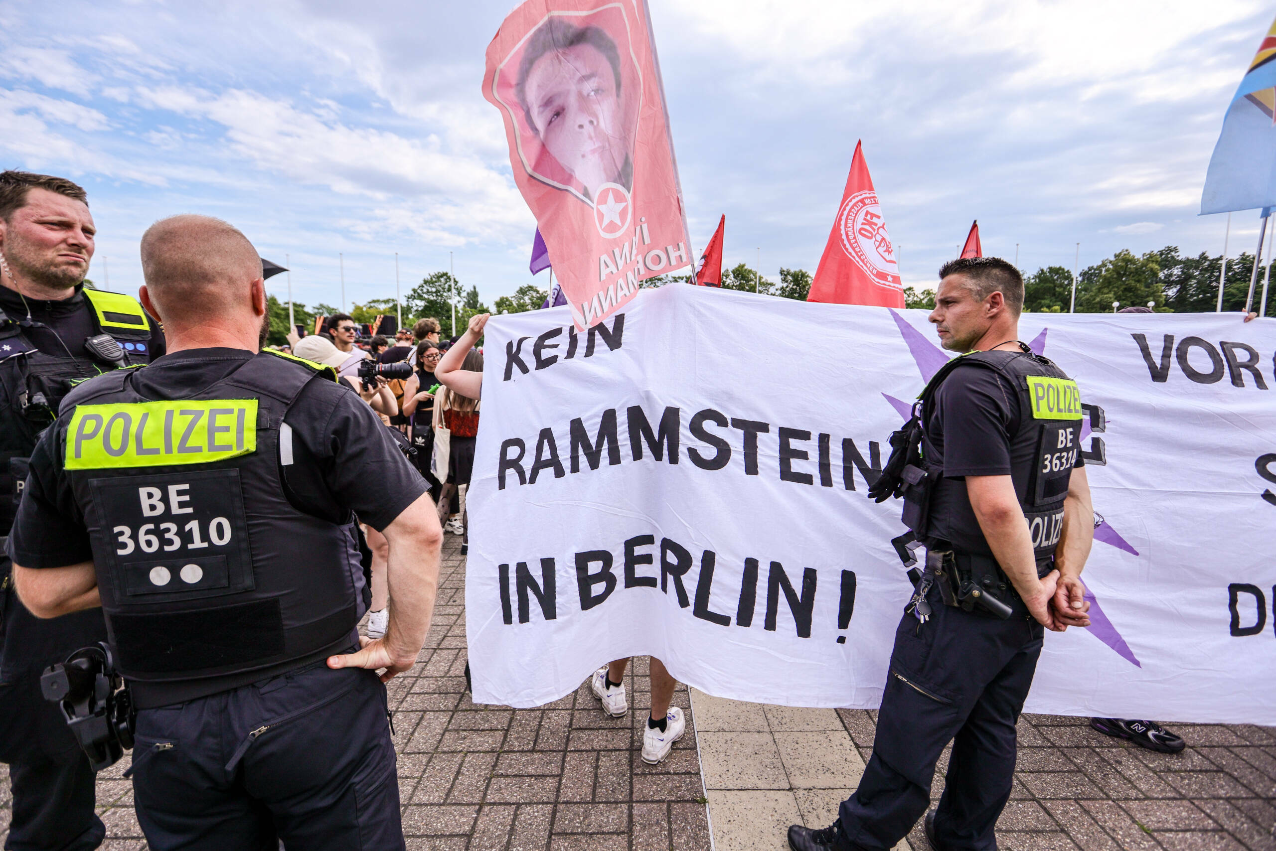 Galerie: Die besten Fotos der Anti-Rammstein-Demo in Berlin