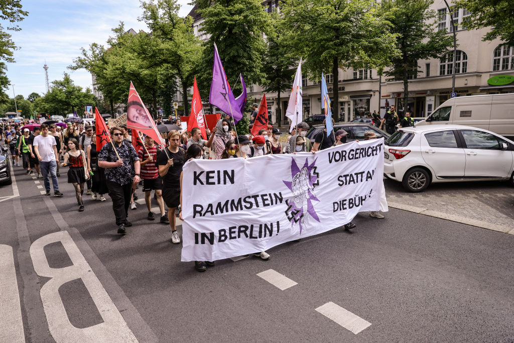 Anti-Rammstein-Demo: Teilnehmern soll der Hitlergruß gezeigt