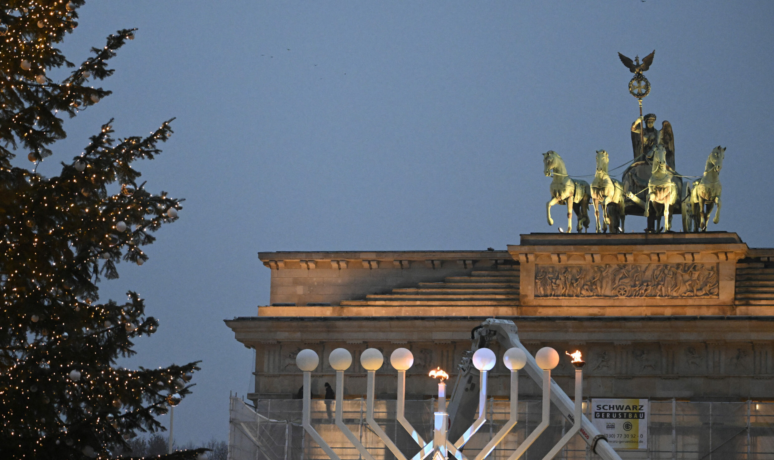 Das Brandenburger Tor in Berlin, hier im Zeichen des Channuka-Festes
