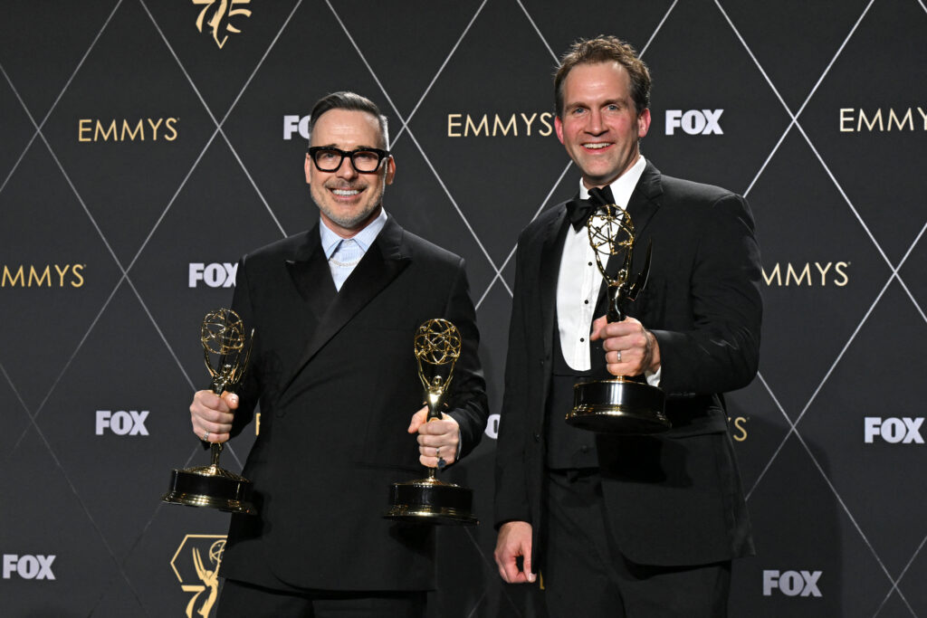 Elton Johns Ehemann David Furnish und Luke Lloyd-Davies mit dem Emmy