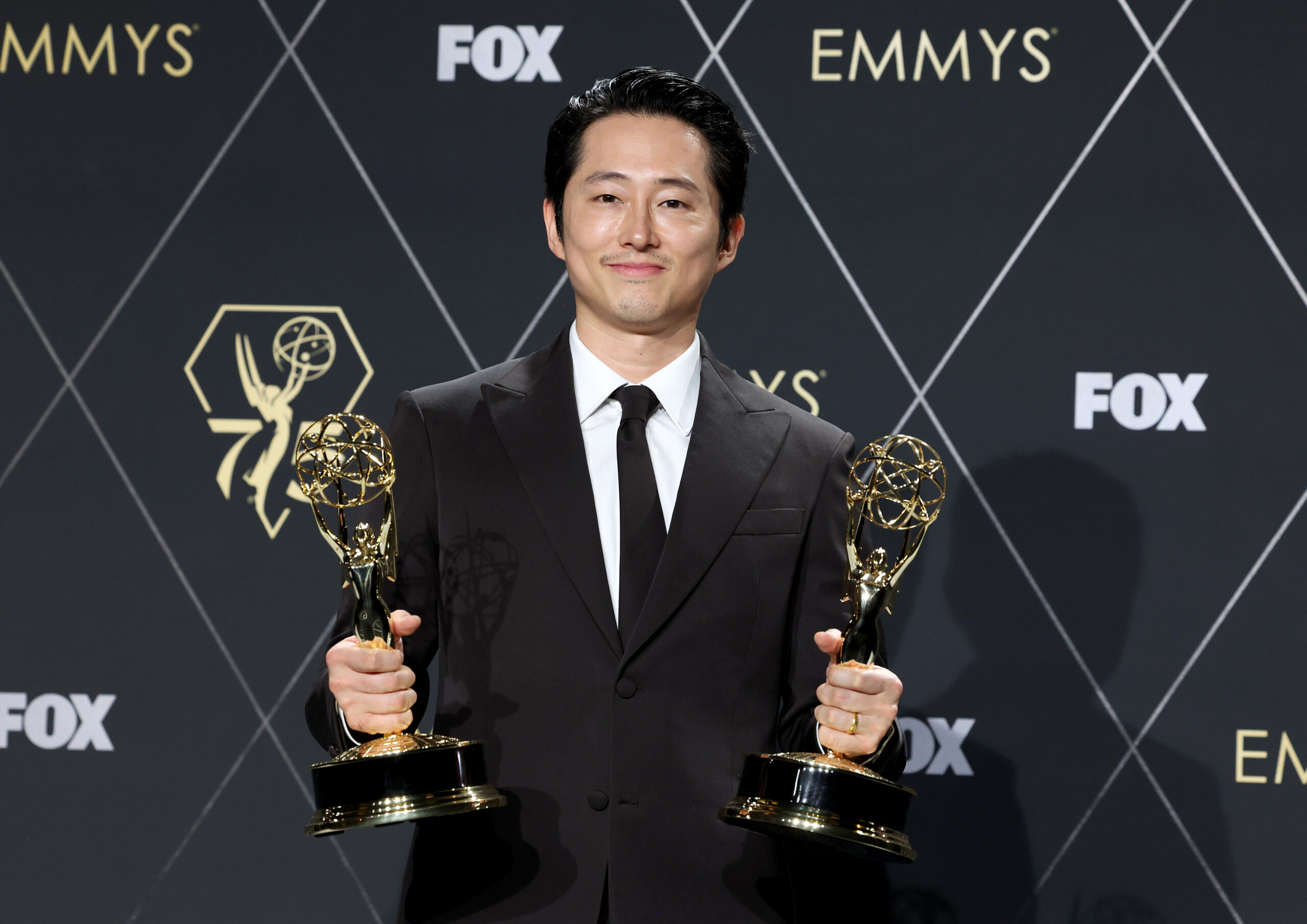 Steven Yeun bekam den Emmy für seine darstellerische Leistung in "Beef". Die Mini-Serie gehörte zu den Gewinnern des Abends